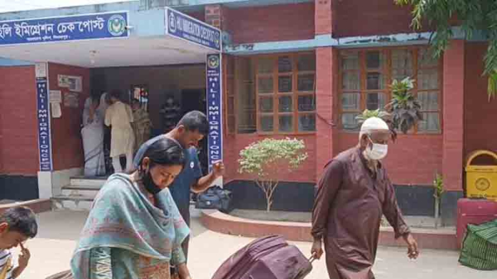 ভারতে করোনা বাড়ায় হিলি স্থলবন্দরে সতর্কতা, স্বাস্থ্য পরীক্ষা ও মাস্ক বাধ্যতামূলক ভারতে করোনা বাড়ায় হিলি স্থলবন্দরে সতর্কতা, স্বাস্থ্য পরীক্ষা ও মাস্ক বাধ্যতামূলক