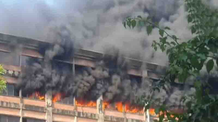চট্টগ্রাম ইপিজেডে লাগা আগুন ৫ ঘণ্টায়ও নিয়ন্ত্রণে আসেনি, কাজ করছে ১৯টি ইউনিট চট্টগ্রাম ইপিজেডে লাগা আগুন ৫ ঘণ্টায়ও নিয়ন্ত্রণে আসেনি, কাজ করছে ১৯টি ইউনিট