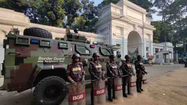 ছবিতে শেখ হাসিনার মামলার রায় ঘোষণার দিনের ঢাকা